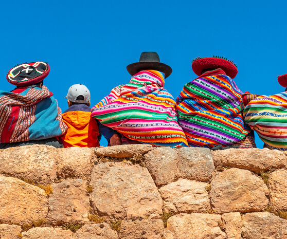 Gruppe i lokale drakter lite shutterstock 1465870265 1