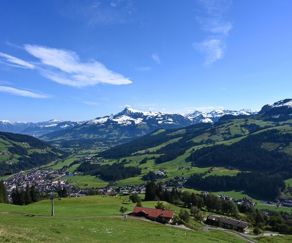 Shutterstock 2729282865 1 Utsikt fra Gaisberg ovenfor Kirchberg i Tirol mot Brixental dalen og Kitzbühel Alpene lite