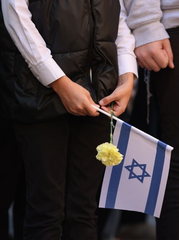 Shutterstock 2527333311 flag og blomster min pix