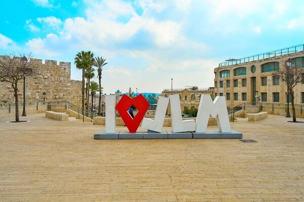 Shutterstock 2379447807 Ilovejlm min pix