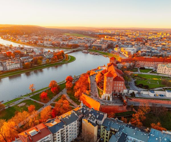 Wawel slott i Krakow høst shutterstock 2593392609