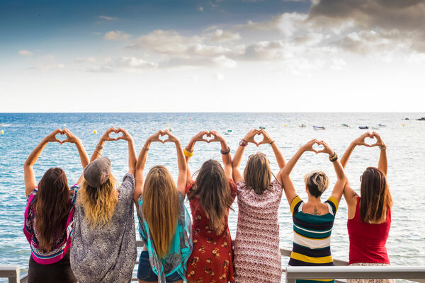 Unge Kvinner Lager Hjerter Med Hendene Pa Beach Mindre Pix