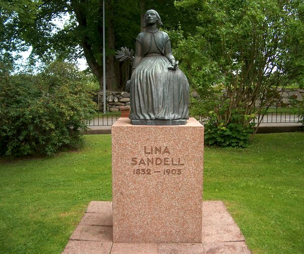 Statue Lina Sandell1