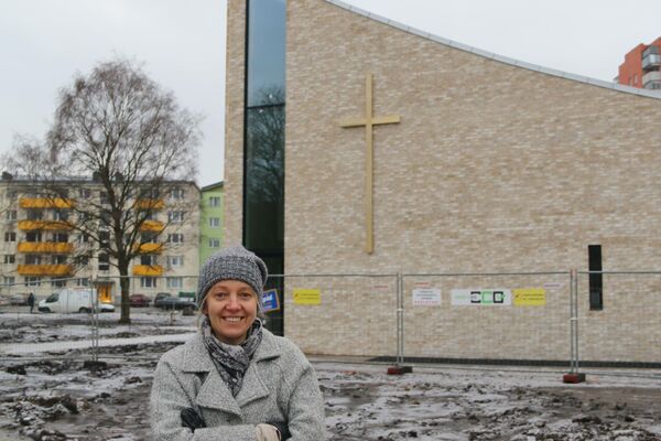 Menighetsprest Tiina Klement foran det nye kirkebygget i Mustamäe