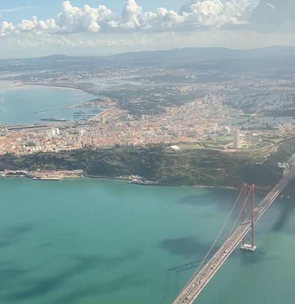 Utiskt over Lisboa fra flyvinduet