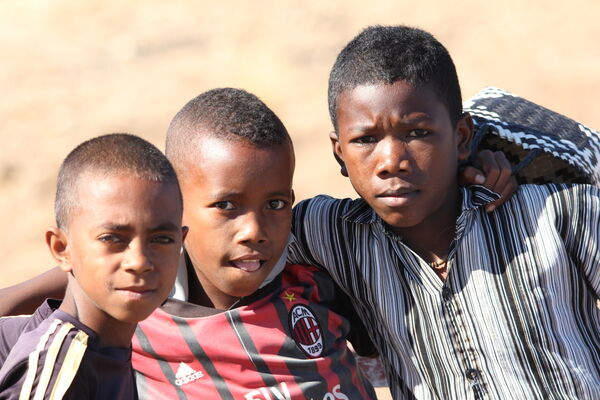 Madagaskar gutter langs veien5343