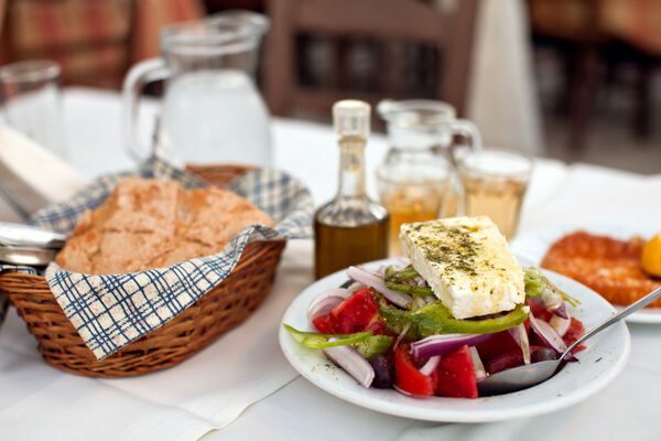 Hellas mat salat shutterstock 154043591