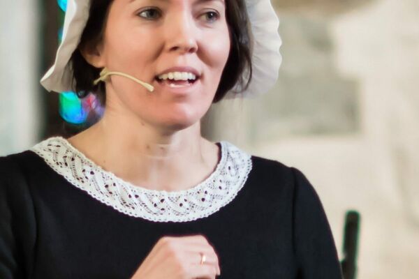 Gustava Kielland (spilt av Svanhild Eggebø Spanne)