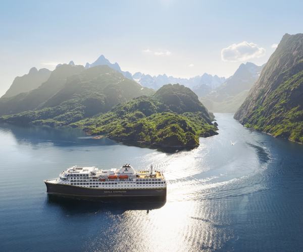 Copy of Havila Castor in Trollfjorden photo Marius Beck Dahle